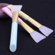 Load image into Gallery viewer, Outil cosmétique Silicone doux masque Facial boue brosse masque applicateur brosse sans poils avec poignée en plastique pinceaux de maquillage outils
